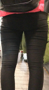 背包大宽臀黑裤