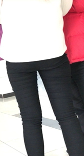 超市紧身黑裤两少妇