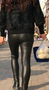 街拍皮裤小少妇真能扭