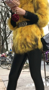 超紧皮裤美女来洗车