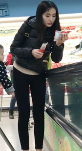 超市极品黑裤大PP美女