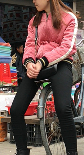 黑裤包臀小妹身材好