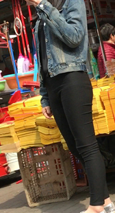 紧身打底裤翘臀小妹