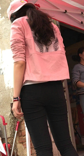 跟拍黑裤眼镜妹