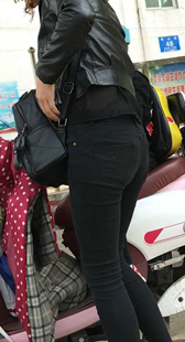 翘臀黑裤来骑车