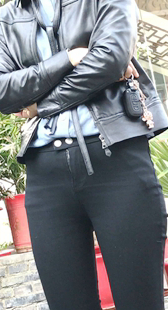 性感黑裤熟女三角特写