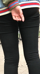 紧身黑裤少妇等人