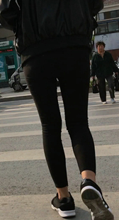 街拍黑裤小妹子视频
