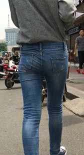 街拍牛仔裤小妹