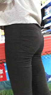 翘臀打底黑裤买东西