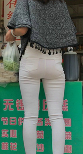 紧身白裤大宽臀美女