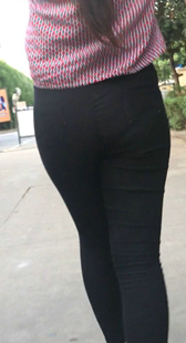 街拍超紧打底黑裤小妹
