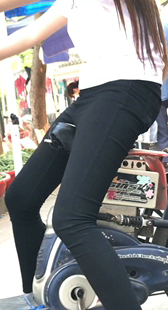 黑紧打底裤骑车少妇