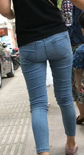 街拍紧臀牛仔裤少妇