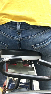 骑车牛仔黄衣少妇