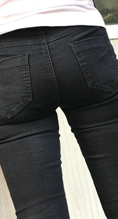 黑裤饱满肥臀少妇