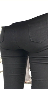 饱满翘臀黑裤少妇