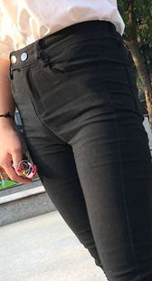 超紧黑裤美少妇一枚