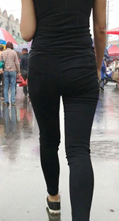 黑裤宽臀少妇走好快呀