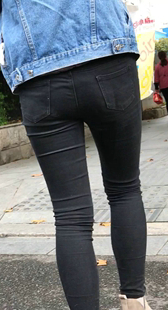 紧身黑牛仔裤少女