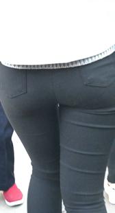 饱满翘臀黑裤小妹