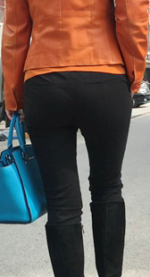 街拍黑裤黄衣少妇