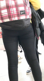 背包黑裤紧臀少妇