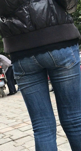 紧身蓝牛少妇来发传单