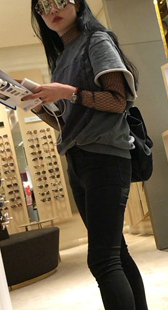 商场紧身黑裤美女