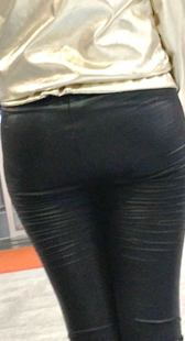 地铁站紧身黑裤美女