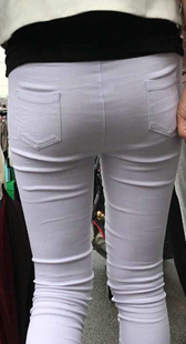 街拍紧身白裤紧臀少女