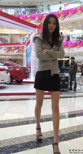 【xiao33】拍长腿包裙极品美女视频被发现了走了过来