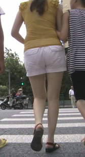 白热裤黄丝衫黑凉鞋