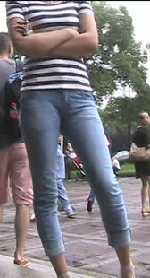 百无聊赖的机动车办证牛仔女黄牛