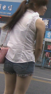 等车等到腿发酸的牛仔热裤妹