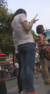 兰牛粉T恤看书等车