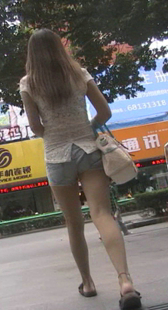 兰热牛后下摆开口碎花衫棕黄长发