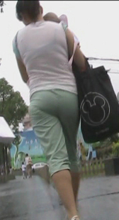 十分棉软十分有肉感的抱婴少妇