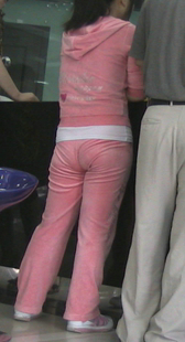 银行柜台前的粉裤
