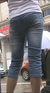 雨中车站等车的兰牛妹