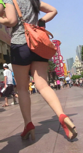 街拍包臀热裤成熟少妇