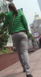 冬天跟拍灰牛小少妇