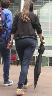 街拍圆紧臀黑裤