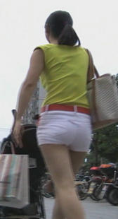 大屁股白热裤少妇