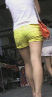 紧身黄热裤小少妇