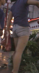 傍晚紧身牛仔热裤