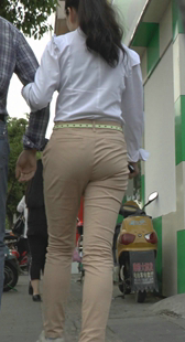 街拍黄裤子小少妇