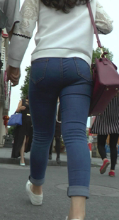 紧身圆臀牛仔裤少妇