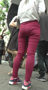 大屁股红裤内痕明显