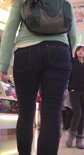 商场翘臀牛仔裤